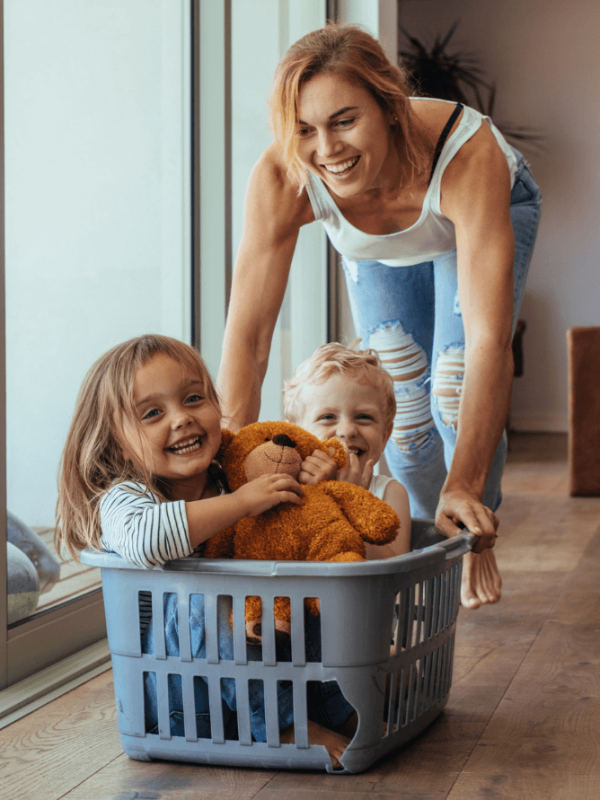 mãe-brincando-filhos-2