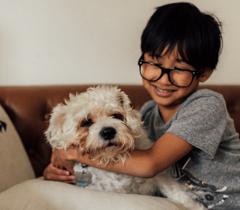 menino-abracando-cachorro-2